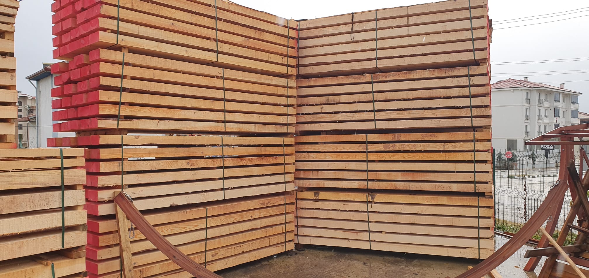 İstiflenmiş inşaatlık kereste